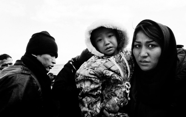 Những bức ảnh và câu chuyện gây ám ảnh người xem về cuộc di cư vượt biển: Bất chấp giá lạnh, hàng triệu người vẫn đi tìm cho mình nơi cư trú an toàn - Ảnh 4.