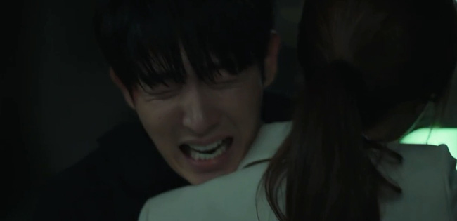 &quot;Hoa của quỷ&quot;: Nghẹn ngào cảnh Lee Jun Ki ôm Moon Chae Won òa khóc nức nở vì thân phận bị bại lộ - Ảnh 8.