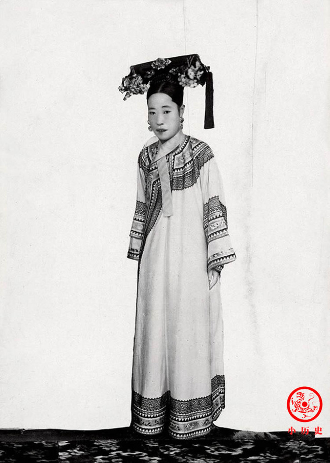 Loạt ảnh cũ về hậu cung của Hoàng đế Quang Tự triều nhà Thanh: Hoàng hậu lưng gù, phi tần có vóc dáng mũm mĩm - Ảnh 3.