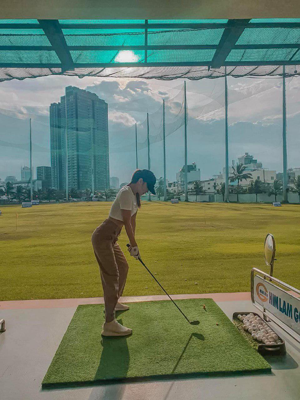 Sân golf hóa đấu trường đọ body trá hình của mỹ nhân Vbiz: Hương Giang cực nuột bên Matt Liu, Hoa hậu, Á hậu so kè quá căng - Ảnh 3.
