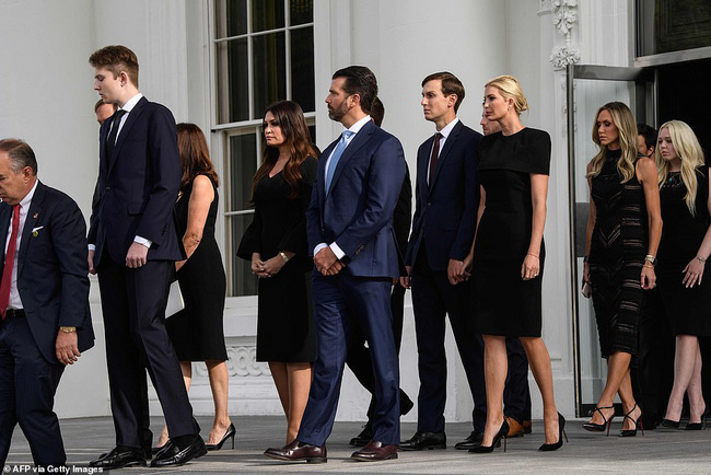 Hình ảnh mới nhất của &quot;Hoàng tử Nhà Trắng&quot; Barron Trump lại gây bão với chiều cao khủng, nổi bật hơn hẳn so với thành viên trong gia đình - Ảnh 2.