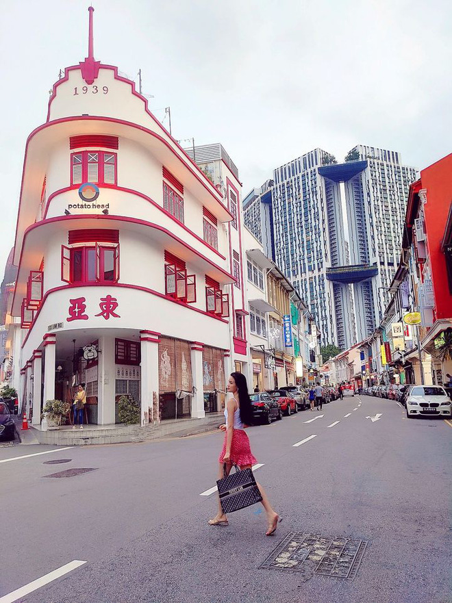 Cuộc sống Tuyết Lan và chồng sắp cưới ở Singapore: Đồ hiệu, du lịch