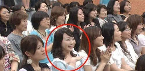 1 năm sau khi chương trình lên sóng, khán giả tinh mắt mới nhận ra hình ảnh &quot;chị gái nghiêng đầu&quot; trong đó gây xôn xao MXH Nhật vì quá ghê - Ảnh 4.