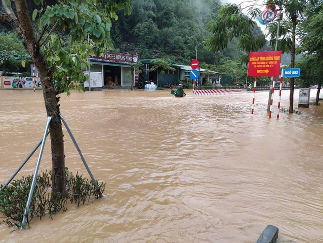Quảng Ninh chìm trong biển nước sau trận mưa đặc biệt to kéo dài từ đêm qua - Ảnh 3.