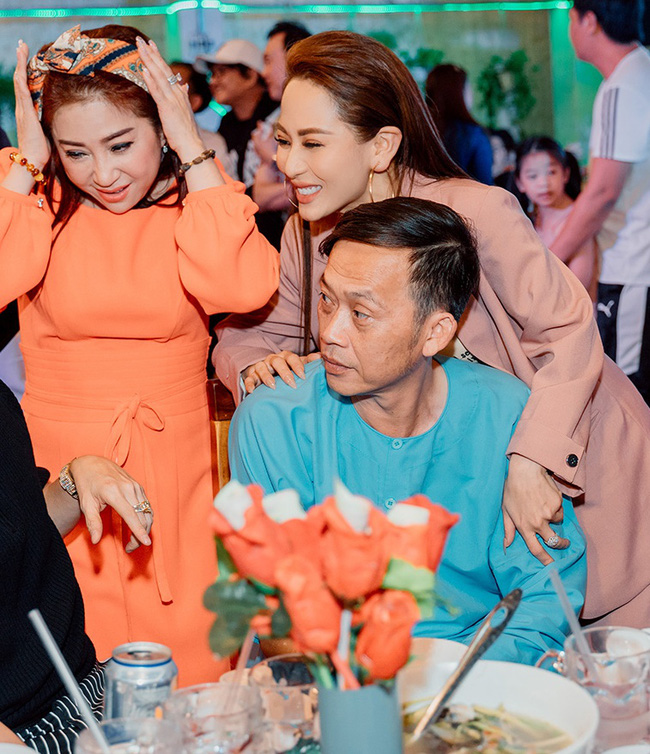 Có tài sản trăm tỷ, Hoài Linh vẫn mặc áo bà đi tiệc sang trọng, còn xuất hiện bên con gái xinh đẹp - Ảnh 7.
