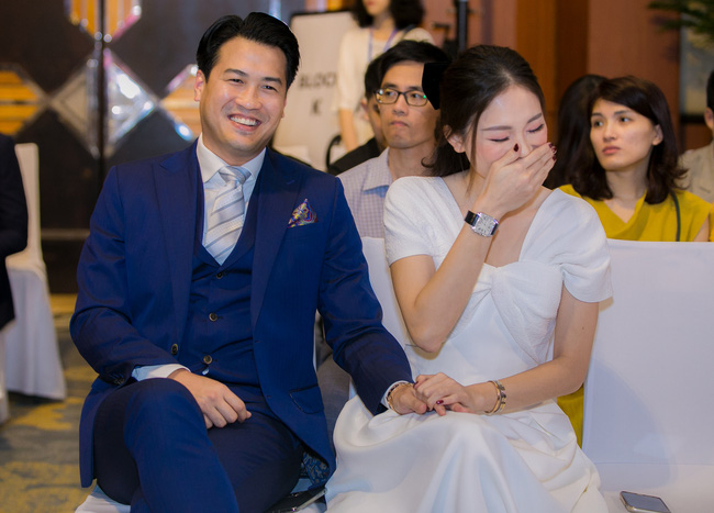 Linh Rin cười tít mắt, nắm tay Phillip Nguyễn không rời trong suốt show diễn thời trang - Ảnh 2.