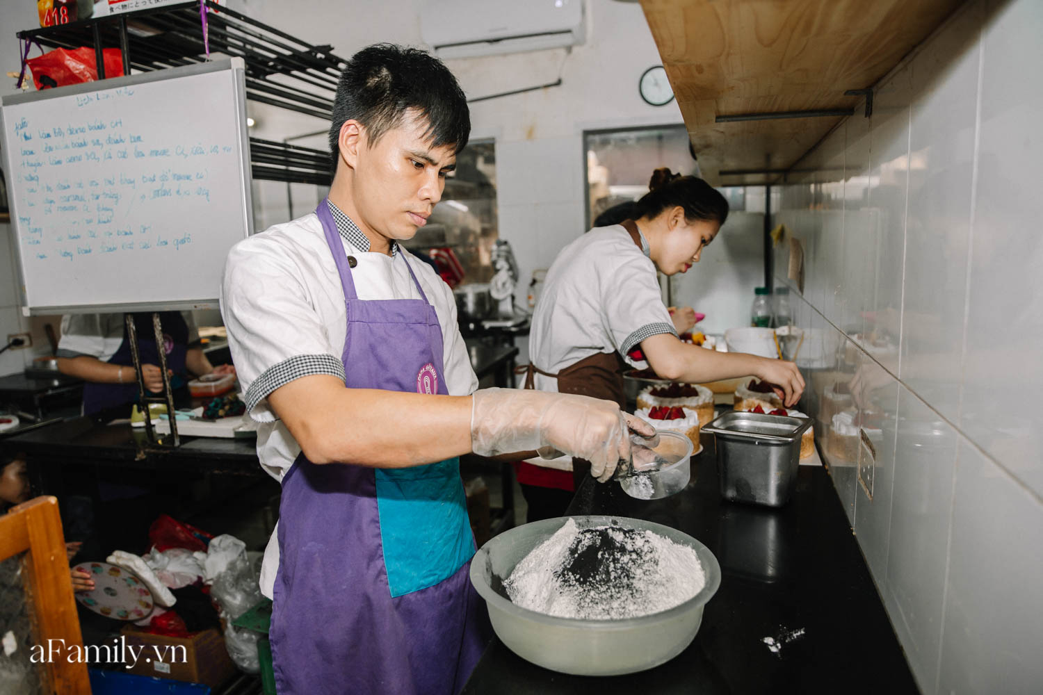 Bánh mì đen đang &quot;gây bão&quot; bất ngờ xuất hiện tại Hà Nội, hút khách đến độ mới mẻ đầu tiên đã hết bay trong vài giờ mở bán - Ảnh 2.