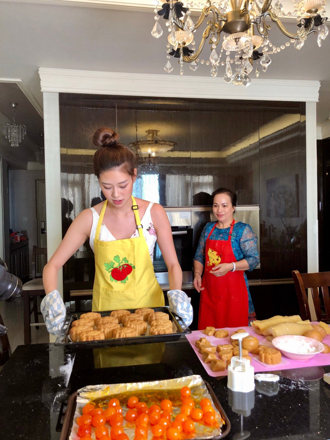 Hoa hậu Khánh Vân lần đầu vào bếp làm bánh trung thu tặng bạn bè, người thân - Ảnh 4.