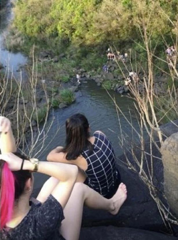 Chụp bức hình bên nhau trên đỉnh thác, đôi bạn thân thiết không thể ngờ tử thần đã xuất hiện ngay bên cạnh dẫn đến thảm kịch đau lòng - Ảnh 2.