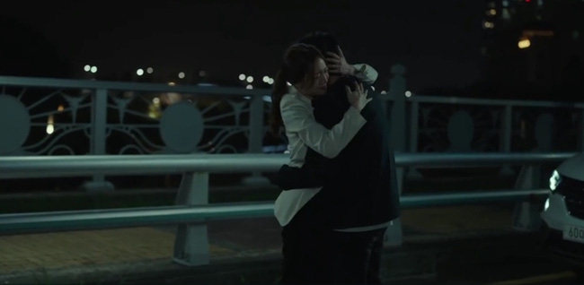 &quot;Hoa của quỷ&quot;: Nghẹn ngào cảnh Lee Jun Ki ôm Moon Chae Won òa khóc nức nở vì thân phận bị bại lộ - Ảnh 7.