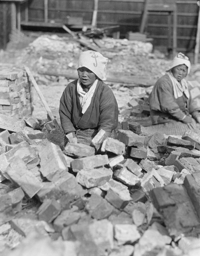 Loạt ảnh cũ về cuộc sống thường ngày của những người phụ nữ lao động tay chân ở Châu Á hơn 100 năm trước - Ảnh 5.