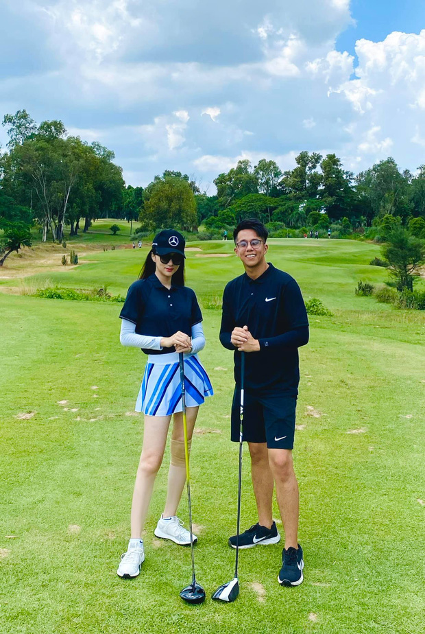 Hương Giang, Quỳnh Nga đi chơi golf mặc váy ngắn cũn, tưởng đâu &quot;lộ&quot; đến nơi rồi - Ảnh 3.