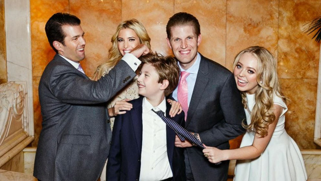 Hình ảnh mới nhất của &quot;Hoàng tử Nhà Trắng&quot; Barron Trump lại gây bão với chiều cao khủng, nổi bật hơn hẳn so với thành viên trong gia đình - Ảnh 3.