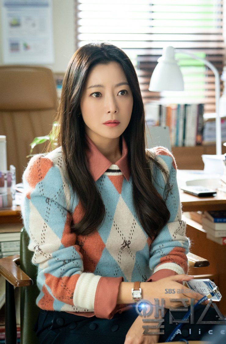 Gò mình đóng vai gái đôi mươi, U45 Kim Hee Sun trẻ thật nhưng cứ thấy sai sai: Thiếu photoshop 1 phát là lộ điểm “chí mạng” ngay - Ảnh 8.