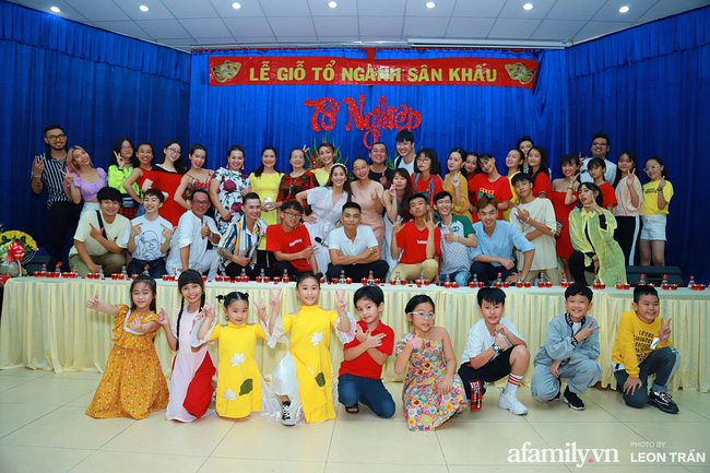 Khánh Thi - Phan Hiển tất bật tổ chức lễ cúng Tổ nghiệp ngành sân khấu - Ảnh 11.