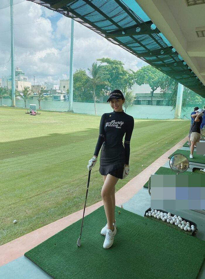 Sân golf hóa đấu trường đọ body trá hình của mỹ nhân Vbiz: Hương Giang cực nuột bên Matt Liu, Hoa hậu, Á hậu so kè quá căng - Ảnh 8.