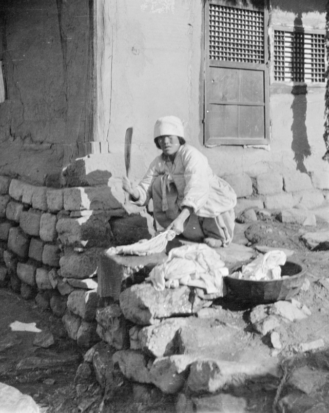 Loạt ảnh cũ về cuộc sống thường ngày của những người phụ nữ lao động tay chân ở Châu Á hơn 100 năm trước - Ảnh 4.
