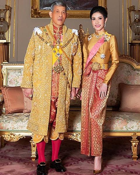 Hậu phục vị cho Hoàng quý phi, nhà vua Thái Lan vẽ tranh tặng vợ yêu, tả lại cảnh hẹn hò ngọt ngào giữa hai người gg - Ảnh 3.