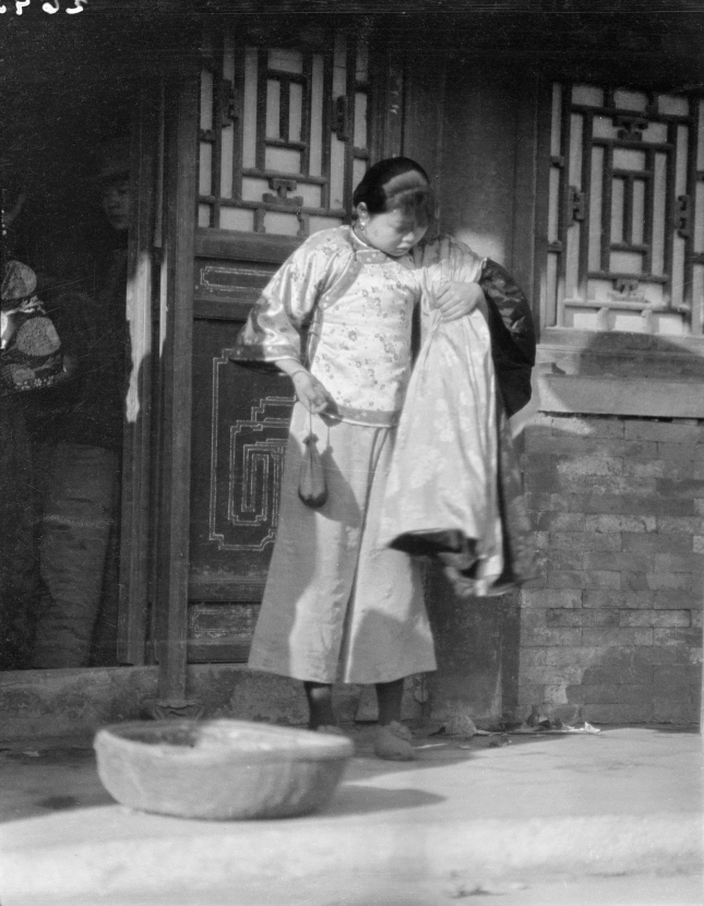 Loạt ảnh cũ về cuộc sống thường ngày của những người phụ nữ lao động tay chân ở Châu Á hơn 100 năm trước - Ảnh 6.