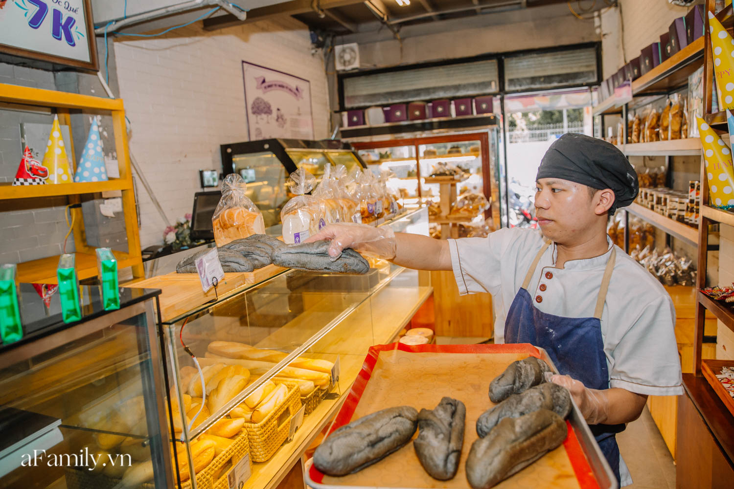 Bánh mì đen đang &quot;gây bão&quot; bất ngờ xuất hiện tại Hà Nội, hút khách đến độ mới mẻ đầu tiên đã hết bay trong vài giờ mở bán - Ảnh 8.