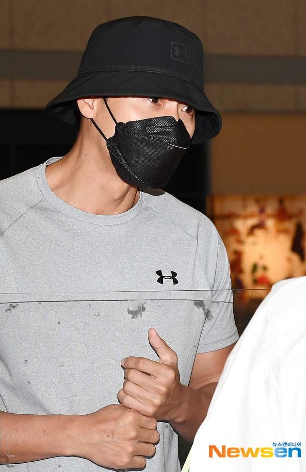 Thực hư hình ảnh Hyun Bin lộ chiếc nhẫn đính hôn khi xuất hiện tại sân bay Hàn Quốc sau 2 tháng ở nước ngoài - Ảnh 4.