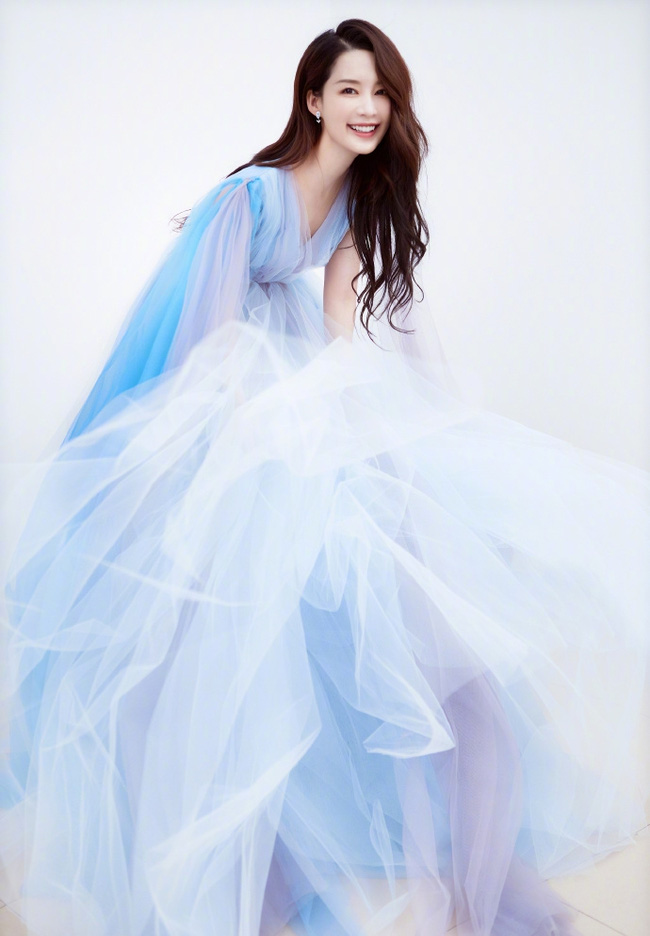 Dàn mỹ nhân Hoa ngữ “xúng xính” váy áo đọ sắc tại Đêm hội CCTV: “Mẹ một con” Angelababy xinh đẹp thần thái vượt mặt đàn em Quan Hiểu Đồng - Ảnh 9.