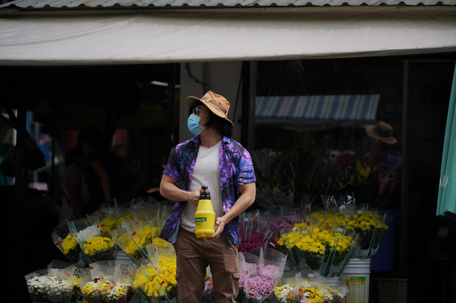 Lê Dương Bảo Lâm đi bán bông ngoài chợ, khán giả từ chối thì bồng bế ép mua - Ảnh 7.