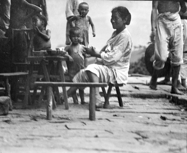 Loạt ảnh cũ về cuộc sống thường ngày của những người phụ nữ lao động tay chân ở Châu Á hơn 100 năm trước - Ảnh 2.