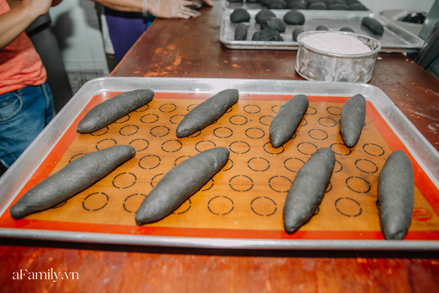 Bánh mì đen đang &quot;gây bão&quot; bất ngờ xuất hiện tại Hà Nội, hút khách đến độ mới mẻ đầu tiên đã hết bay trong vài giờ mở bán - Ảnh 5.
