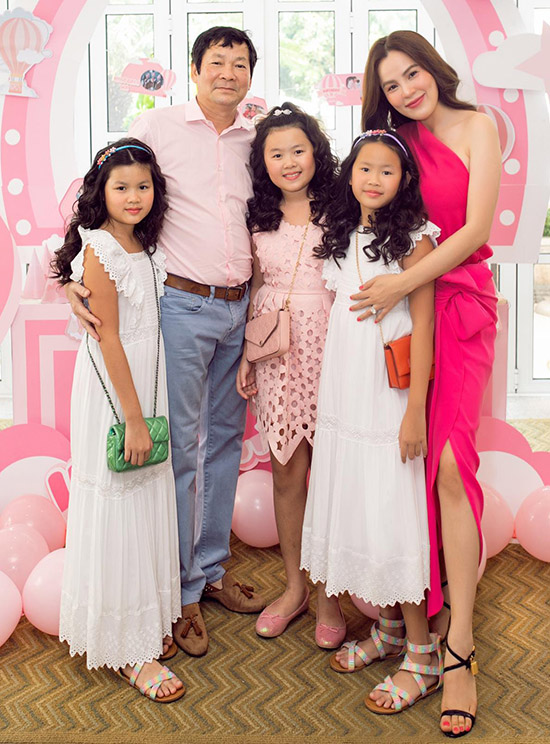 Bất ngờ với vẻ ngoài cực kỳ đáng yêu của hai con gái sinh đôi nhà Hoa hậu Phương Lê, nhìn số lượng đồ hiệu mà ai cũng ghen tị - Ảnh 4.