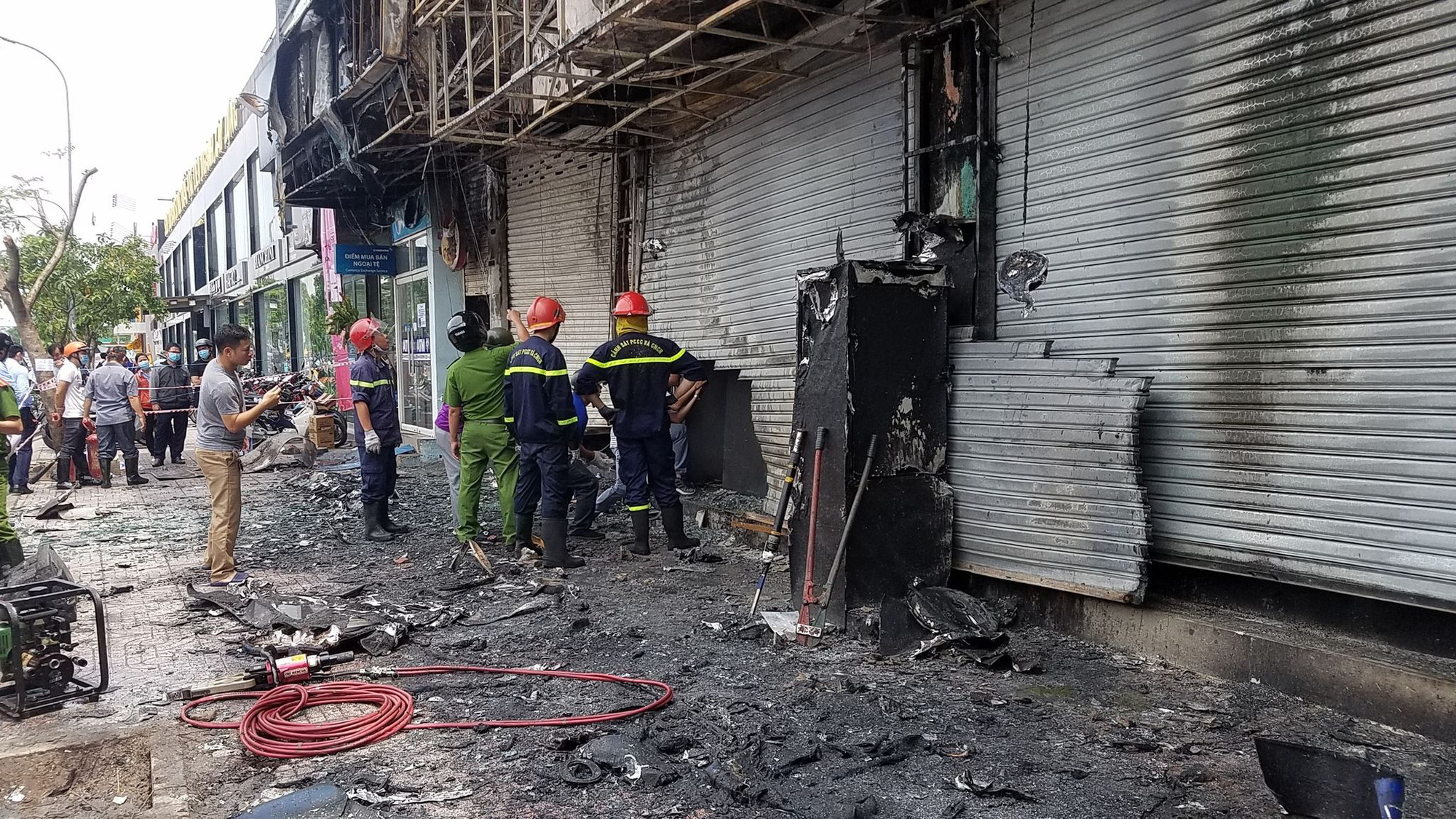 Triệu tập người đàn ông, điều tra nghi án đốt phòng giao dịch Eximbank ở Gò Vấp - Ảnh 2.