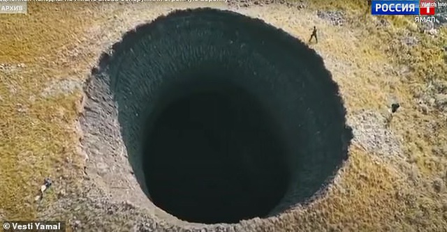 Phát hiện hố tử thần khổng lồ, sâu 50 mét ở Siberia - 1
