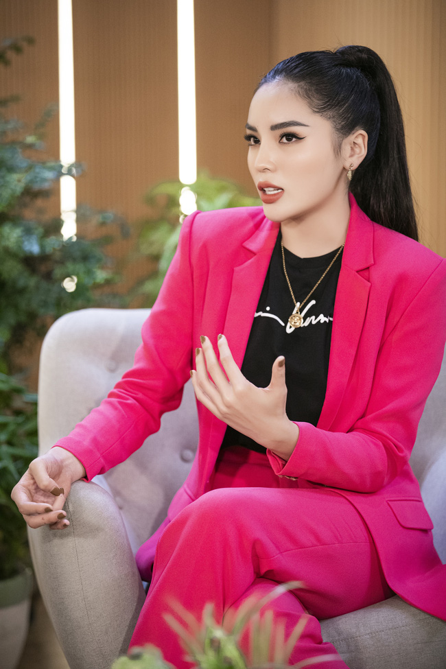 Hoa hậu Kỳ Duyên không hiểu sao bị mắng chửi, Mai Phương Thúy thừa nhận buông thả hình ảnh nên bị chê bai mặc xấu - Ảnh 3.