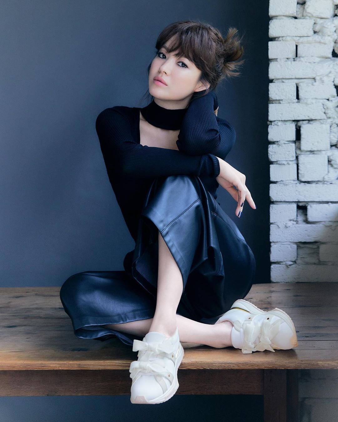 Song Hye Kyo &quot;chuyển phỏm&quot; cá tính mà sexy hết nút trong ảnh mới, nhìn còn hao hao style của Linh Ngọc Đàm mới tài - Ảnh 2.