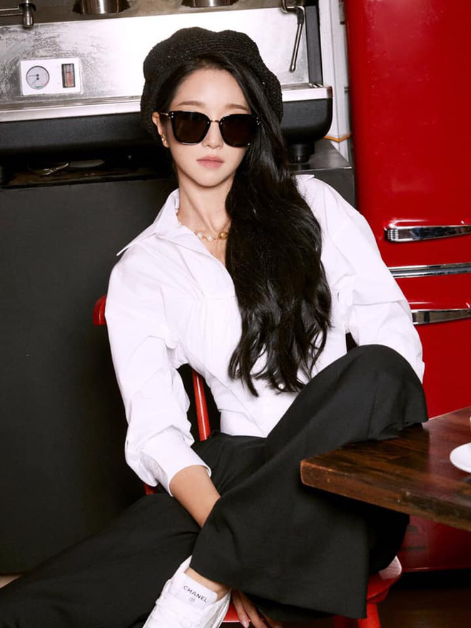 Không hổ danh &quot;bà hoàng sang chảnh&quot;, Seo Ye Ji ăn vận kín bưng đeo kính đen sì vẫn lấn lướt vòng eo thon của Somi - Ảnh 2.