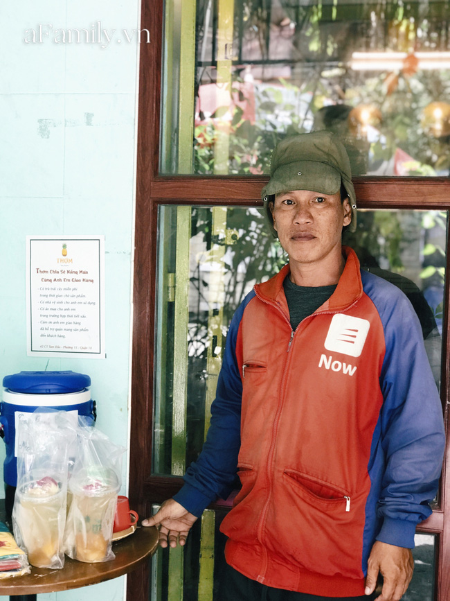 Một tiệm trà ở Sài Gòn treo biển &quot;chia sẻ nắng mưa&quot; cùng shipper: Miễn phí trà trái cây, cho sử dụng tolet miễn phí, tặng áo mưa khi thời tiết xấu - Ảnh 5.