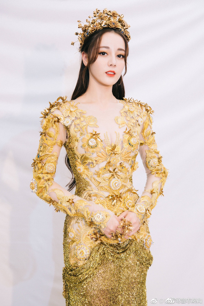 Angelababy mặc áo vàng khác lạ, netizen đồn đoán trở thành Nữ thần Kim Ưng sau Địch Lệ Nhiệt Ba - Ảnh 6.