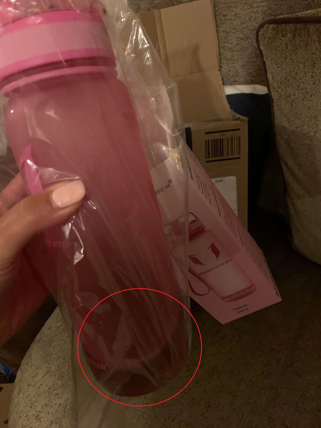 Đặt mua bình nước mới tinh trên mạng cho con gái mang đi học, bà mẹ vừa mở nắp chiếc bình ra đã kinh hãi khi phát hiện ra thứ bên trong - Ảnh 1.