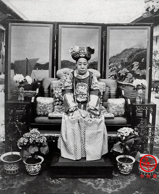 Loạt ảnh cũ về hậu cung của Hoàng đế Quang Tự triều nhà Thanh: Hoàng hậu lưng gù, phi tần có vóc dáng mũm mĩm - Ảnh 6.