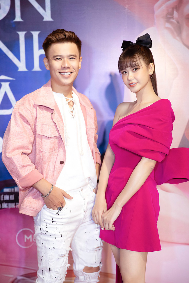 Con trai cưng Sushi diện vest bảnh bao, ôm hoa đến mừng mẹ Trương Quỳnh Anh ra mắt MV - Ảnh 15.