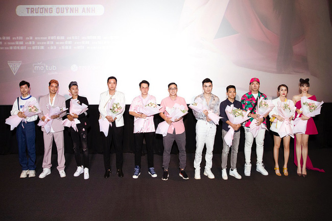 Con trai cưng Sushi diện vest bảnh bao, ôm hoa đến mừng mẹ Trương Quỳnh Anh ra mắt MV - Ảnh 6.