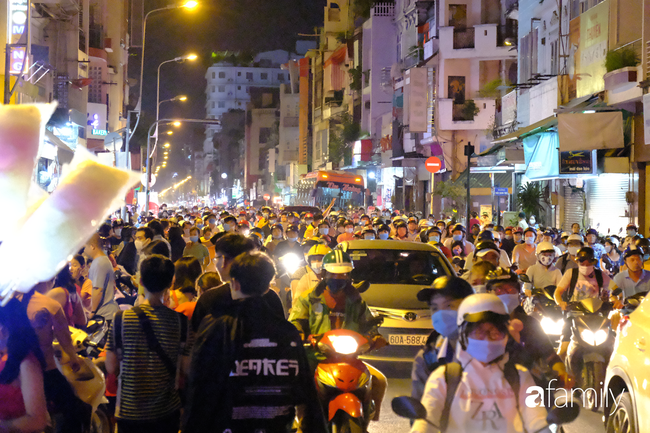 Phố lồng đèn Sài Gòn đông khủng khiếp, giữ xe máy hét giá 20.000 đồng/chiếc, &quot;Tôn Ngộ Không&quot; bán kẹo hốt bạc - Ảnh 7.