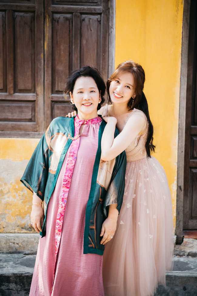 Mẹ Hari Won không muốn chăm con giúp nữ ca sĩ và Trấn Thành - Ảnh 3.