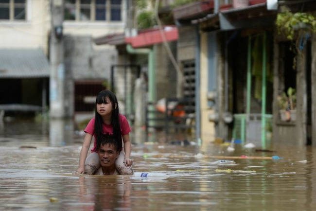 Philippines &quot;oằn mình&quot; giữa dòng nước lũ sau khi hứng chịu siêu bão Vamco khiến ít nhất 54 người chết, đang di chuyển đến Việt Nam - Ảnh 10.