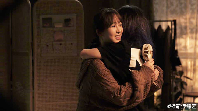 Phản ứng của Dương Tử khi tham gia show của Triệu Vy, fan náo loạn vì cái ôm bất ngờ - Ảnh 9.