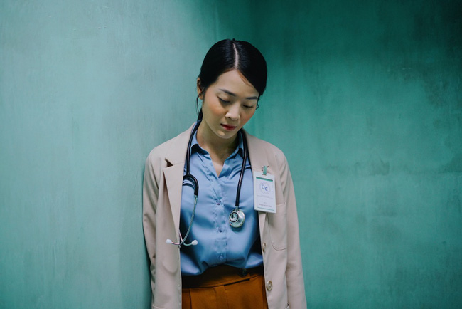 Chán việc đi giật bồ bạn thân, Karen Nguyễn hoàn lương, sắm vai nữ bác sĩ tâm thần xinh đẹp - Ảnh 3.