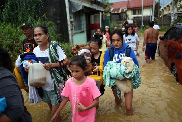 Philippines &quot;oằn mình&quot; giữa dòng nước lũ sau khi hứng chịu siêu bão Vamco khiến ít nhất 54 người chết, đang di chuyển đến Việt Nam - Ảnh 3.