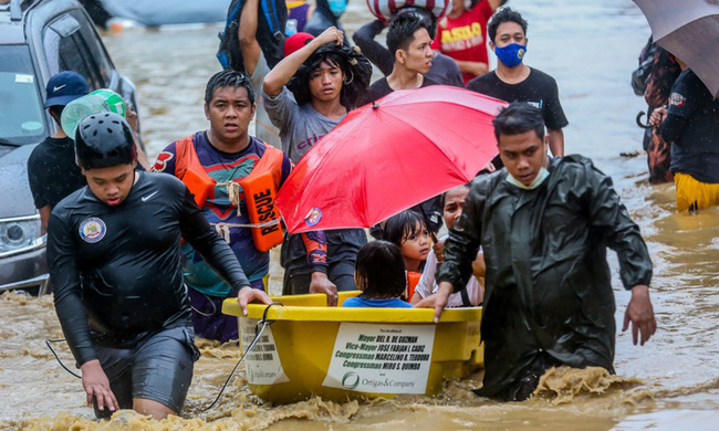 Philippines &quot;oằn mình&quot; giữa dòng nước lũ sau khi hứng chịu siêu bão Vamco khiến ít nhất 54 người chết, đang di chuyển đến Việt Nam - Ảnh 7.