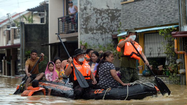 Philippines &quot;oằn mình&quot; giữa dòng nước lũ sau khi hứng chịu siêu bão Vamco khiến ít nhất 54 người chết, đang di chuyển đến Việt Nam - Ảnh 9.