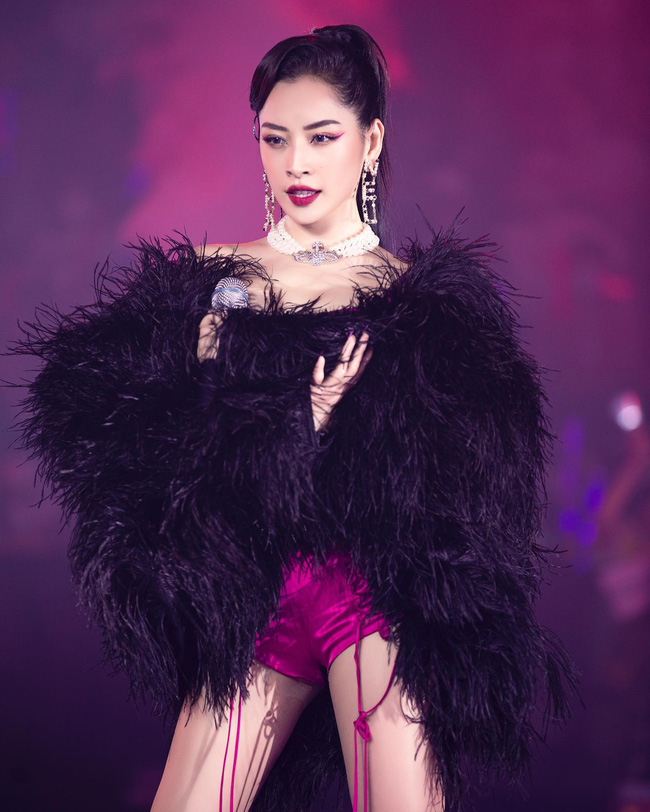 Không chỉ mặc chiếc váy &quot;rất kỳ&quot;, Chi Pu còn hát thều thào, chẳng nghe rõ lời trên sân khấu Hoa hậu Việt Nam - Ảnh 7.